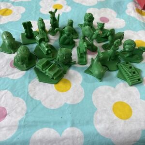 Vtg 1971 Tupperware Tuppertoys Green Figurines Toys Alphabet Lot of 19 Figures